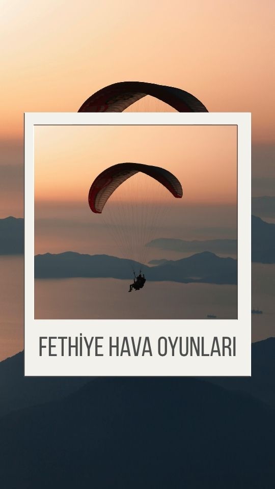 Uluslararası Fethiye Ölüdeniz Hava Oyunları Festival'inden bir görsel: Paraşütle uçan bir gösterici.