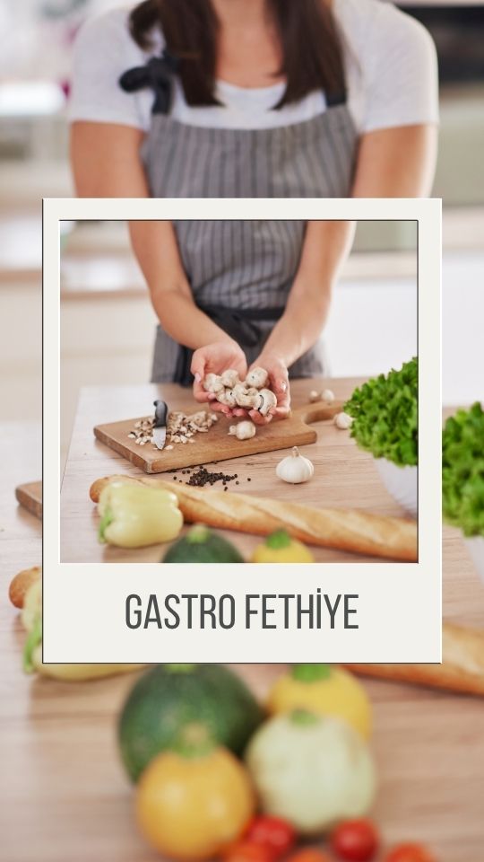 Fethiye Gastro Festivali: Tahtada sebzeleri doğrayan bir kadın.